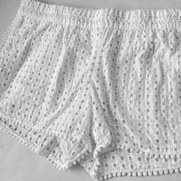 Lilly Pulitzer Size Medium White Lined Eyelet Pull-on Shorts Beach Vacation - Picture 2 of 6